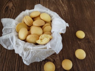 18、童年蛋黄小饼干,小时候的味道，真的香脆美味，适合家庭烘焙与分享