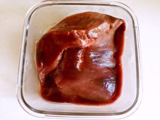 1、盐焗猪肝,猪肝洗净。