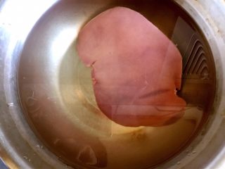 2、盐焗猪肝,用清水浸泡6小时以上。