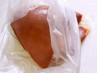 4、盐焗猪肝,浸泡后的猪肝沥干水分，放入保鲜袋中。