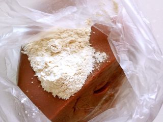 5、盐焗猪肝,放入盐焗鸡粉。