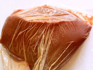 6、盐焗猪肝,按摩几分钟后，放入冰箱冷藏保存，腌制6小时以上。