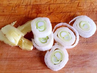 7、盐焗猪肝,大葱和生姜切片。