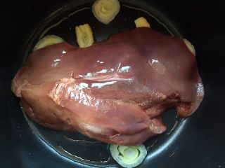 9、盐焗猪肝,放入腌制好的猪肝。