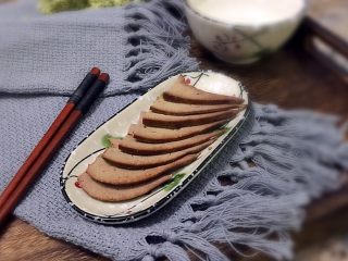 12、盐焗猪肝,切片装盘食用。