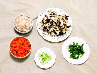 1、家常糯米烧麦, 洗干净香菇，加一些清水没过香菇，用微波炉加热一分钟，再浸泡十分钟，将香菇挤干水分取出，即可得到泡香菇的水。用泡香菇的水煮糯米饭