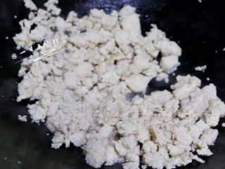 2、家常糯米烧麦,烧热炒锅，下肉末翻炒，将炒香的肉末盛起。