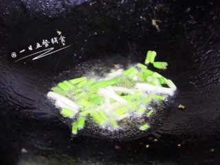 3、家常糯米烧麦, 放油爆香葱白。