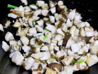 4、家常糯米烧麦,加入香菇煸炒。