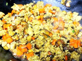 6、家常糯米烧麦,加入老抽，蚝油，料酒翻炒，再加盐调味，盐最后放，稍多一点盐，因为要拌入糯米饭。