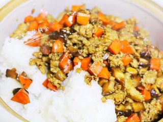 7、家常糯米烧麦,加入煮熟的糯米饭搅拌均匀。尝一尝味道是否合适，如果不够请再进行调味。