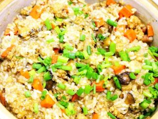 8、家常糯米烧麦,等糯米饭微凉一会儿，最后再拌入葱叶，烧麦馅儿拌好了。