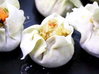 9、家常糯米烧麦,加入大量的烧麦馅儿，将带馅儿的馄饨皮放在虎口处，另一个手的拇指按压虎口中间的馅儿，虎口收紧，掐出腰即可。