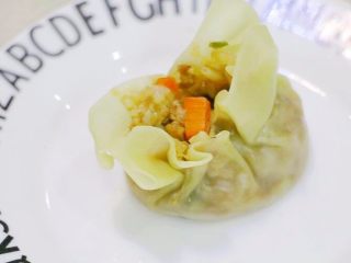 10、家常糯米烧麦,包好以后放进笼屉里，锅里加凉水，水烧开锅了以后计时蒸20分钟看到烧麦皮变得透明了就好了。因为馅料都是熟了的，皮透明就可以关火了关上盖子闷5分