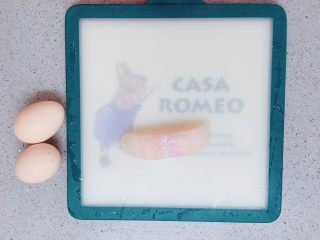 1、龙利鱼蒸蛋,准备1块龙利鱼，2只鸡蛋，都提前拿出来让TA们有个思想准备。