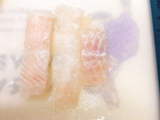 2、龙利鱼蒸蛋,鱼切成片儿状，涂上少许盐和淀粉。