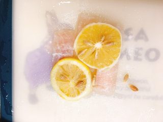 3、龙利鱼蒸蛋,再用两片柠檬腌一下去腥味。