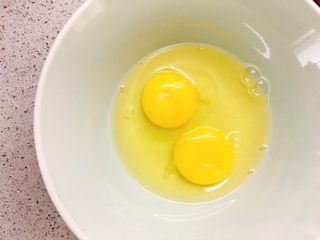 4、龙利鱼蒸蛋,2只鸡蛋放到碗里