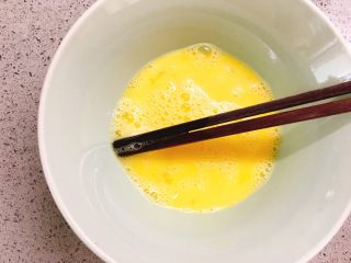 5、龙利鱼蒸蛋,用筷子打散