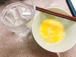 7、龙利鱼蒸蛋,加入1:1的温水（这里我实验了，最少0.5的水，最多2倍的水，口感最好的是1:1）。水温37度最好，热了可以变鸡蛋花啦。