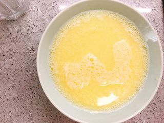 8、龙利鱼蒸蛋,水倒进鸡蛋里的同时用筷子顺时针搅动均匀。