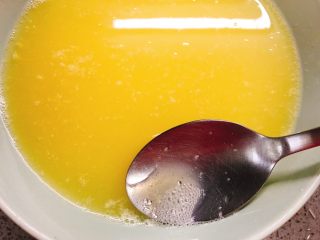 9、龙利鱼蒸蛋,用勺子撇去泡沫，追求完美的亲还要过筛3次，筛子选20目左右的。