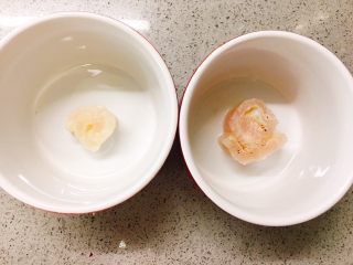 11、龙利鱼蒸蛋,先把鱼卷放入碗中