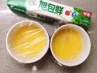 12、龙利鱼蒸蛋,倒入鸡蛋液，再盖上保鲜膜（注意是耐高温保鲜膜）。