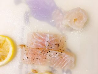 10、龙利鱼蒸蛋,锅里放水（不要太少）烧开。龙利鱼卷起来，宝宝吃的直接卷，大人吃的加一点黑胡椒再卷。