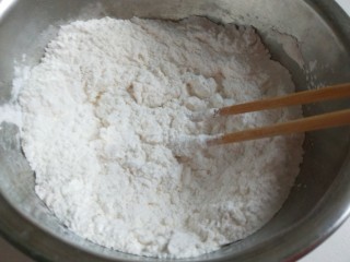 2、冬日暖心菜+冬日暖心太阳糯米饼,糯米粉加适量玉米淀粉，加适量白糖开水烫面搅拌均匀。