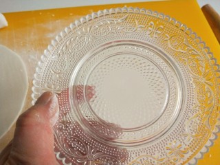 5、冬日暖心菜+冬日暖心太阳糯米饼,准备一个小盘子。