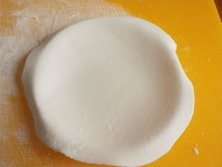 6、冬日暖心菜+冬日暖心太阳糯米饼,把擀好的面皮平放在盘中，为了更好的沾连在一起，边上刷上水。