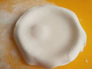 8、冬日暖心菜+冬日暖心太阳糯米饼,在盖上一片面皮。