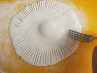 11、冬日暖心菜+冬日暖心太阳糯米饼,用钢叉压出花纹。