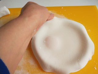 9、冬日暖心菜+冬日暖心太阳糯米饼,刷水的边很快就可以沾到一起，在捏紧一点。