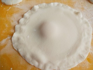 10、冬日暖心菜+冬日暖心太阳糯米饼,撤出盘子平放在案板上压平。