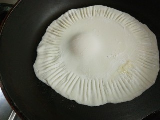 13、冬日暖心菜+冬日暖心太阳糯米饼,平底锅烧热放入适量油，在把饼放入锅中。