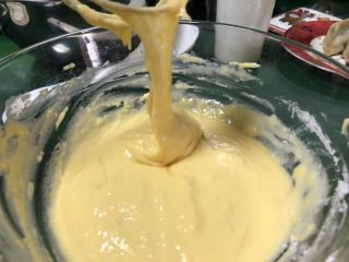 5、超软绵舒芙蕾松饼——日式松饼,蛋黄糊应该如这样顺滑感，不应该出筋哦。不然会不容易与蛋白霜混合