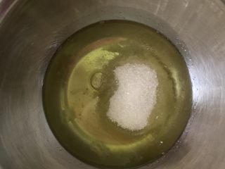 6、超软绵舒芙蕾松饼——日式松饼,蛋白倒入所有砂糖，准备打发