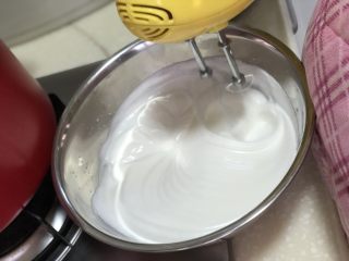 8、超软绵舒芙蕾松饼——日式松饼,蛋白出纹理后转低速，这个时候蛋白高速非常容易打过了