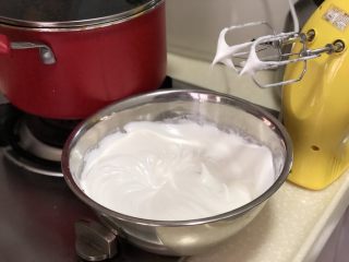 9、超软绵舒芙蕾松饼——日式松饼,现在打蛋器抽出还是有小小的弯钩，在这个时候再低速抽打几下就可以了