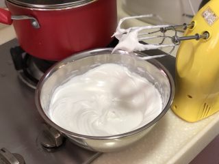 10、超软绵舒芙蕾松饼——日式松饼,蛋白霜打发至硬性，你会明显感觉到蛋白霜厚重、光滑、有弹性的状态