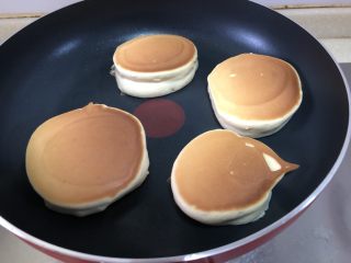 15、超软绵舒芙蕾松饼——日式松饼,小火加热，注意不要糊了。用耐高温的刮刀从底部抄起来快速翻一面，不要犹豫不决，反而会不好看的