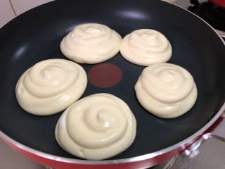 16、超软绵舒芙蕾松饼——日式松饼,这个是用裱花袋挤的，基本大号一袋可以出1锅，不过还是冰淇淋勺方便点