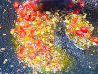4、湘菜特色蚂蚁上树超辣版,喜欢超辣的这一步可以放红辣椒一起炒辣味