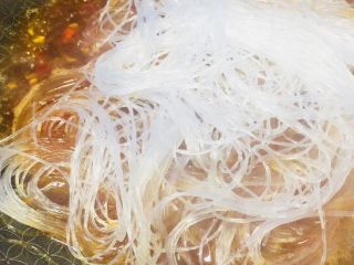 9、湘菜特色蚂蚁上树超辣版,加入提前泡好的粉丝，龙口粉丝最好！