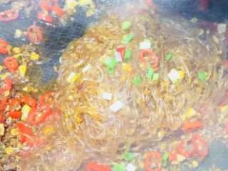 10、湘菜特色蚂蚁上树超辣版,大火收汤汁，用筷子搅拌到没有水分地时候可以撒葱花出锅了！