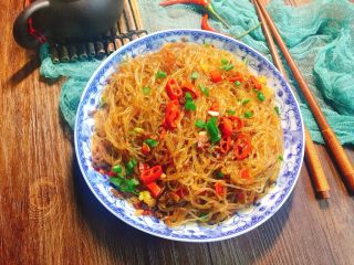 12、湘菜特色蚂蚁上树超辣版,湘菜是湖南特色的菜系，这里家庭改版，味道不会差！试试吧！