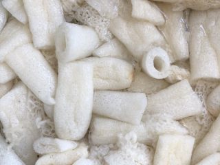 3、竹荪鸡汤,比较长条的，就把它切成两段，沥干水分。