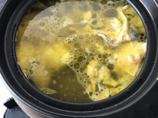 5、竹荪鸡汤,放进砂锅里面加入适量的清水，水开以后加入参片（没有洋参片，也可以用姜代替）开最小的火，慢慢炖的。炖鸡肉的时间要根据自己买的鸡的老嫩来决定，我买的这只鸡不算老炖50分钟，如果买的鸡比较老炖的时间就会延长…